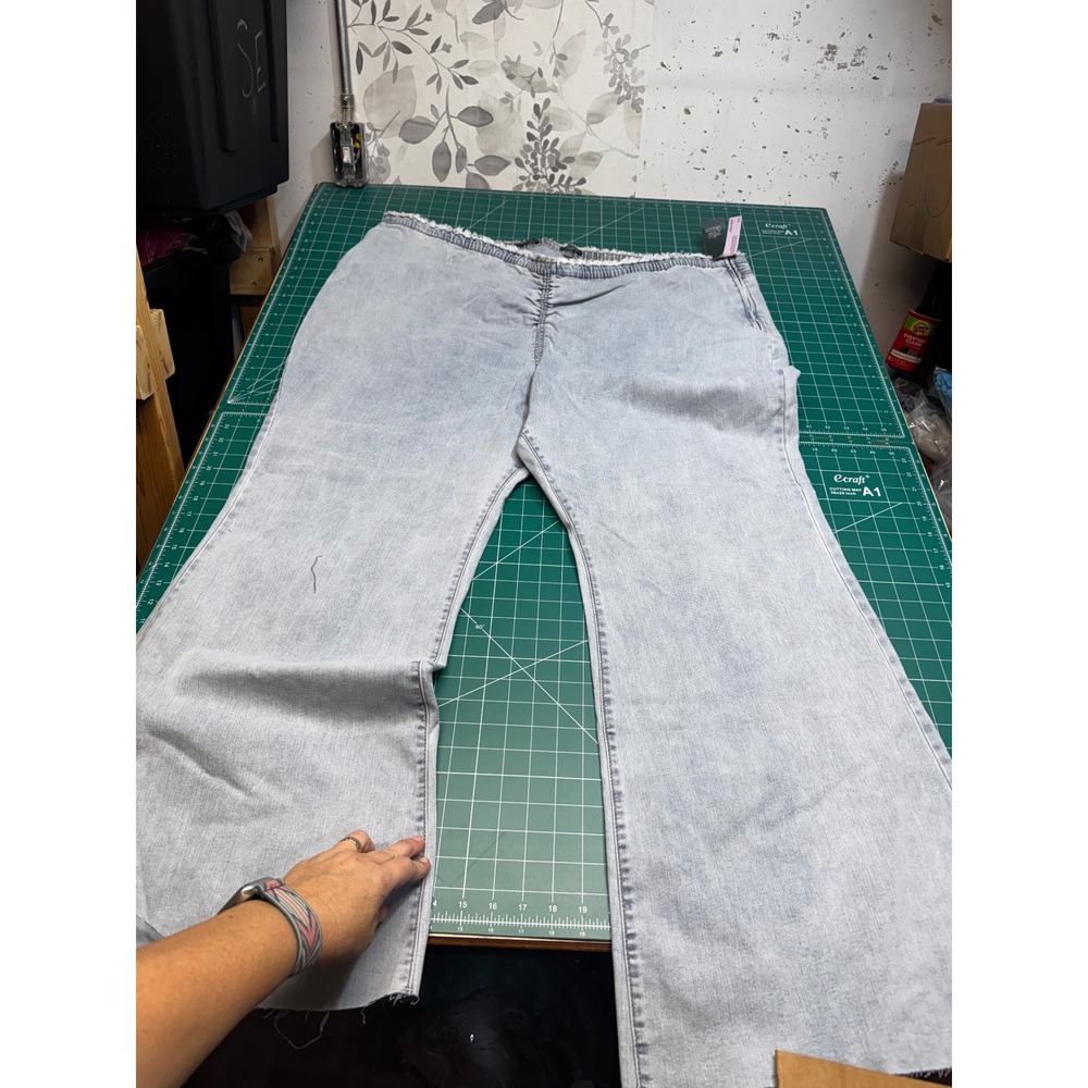 Wild Fable Womens Low Rise Flare Jeans Light Wash Raw Hem Size 30/33 NWT